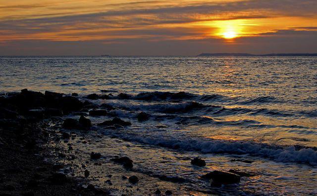 รูปภาพ:http://images.fineartamerica.com/images-medium-large/sunrise-at-mt-loretto-beach-nancy-de-flon.jpg