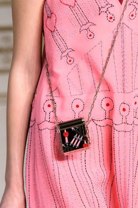 รูปภาพ:http://hbz.h-cdn.co/assets/16/44/480x720/hbz-trends-2017-accessories-bags-mini-bags-valentino-clp-rs17-4109.jpg