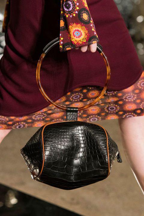 รูปภาพ:http://hbz.h-cdn.co/assets/16/44/480x720/hbz-trends-2017-accessories-bags-hand-held-bags-givenchy-clp-rs17-6105.jpg