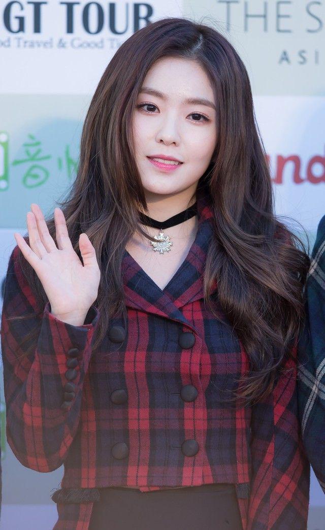 รูปภาพ:https://upload.wikimedia.org/wikipedia/commons/b/ba/Irene_Bae_-_2016_Gaon_Chart_K-pop_Awards_red_carpet_02.jpg