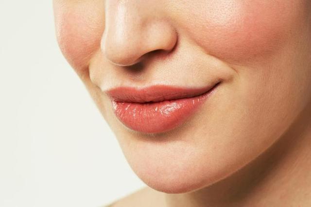รูปภาพ:http://18165-presscdn-0-1.pagely.netdna-cdn.com/wp-content/uploads/2015/11/DIY-Coconut-Oil-Lip-Scrub-Cubes-for-The-Softest-and-Smoothest-Lips-Ever.jpg