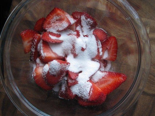 รูปภาพ:https://foodrulesguy.files.wordpress.com/2011/03/strawberries-and-sugar.jpg