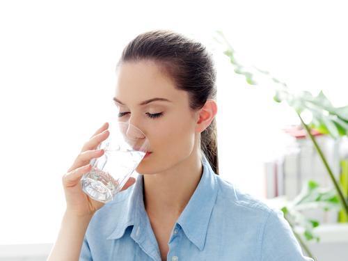 รูปภาพ:http://images.medicaldaily.com/sites/medicaldaily.com/files/styles/headline/public/2014/05/13/woman-drinking-glass-water-morning.jpg