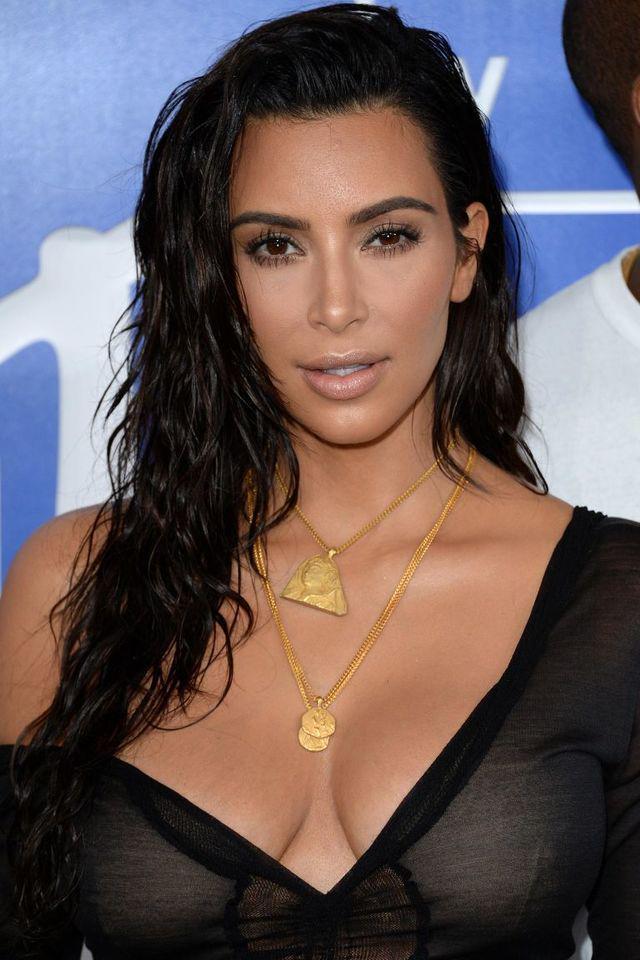 รูปภาพ:http://hbz.h-cdn.co/assets/16/35/768x1152/1472823017-syn-hbz-1472774449-kim-k-vma.jpg