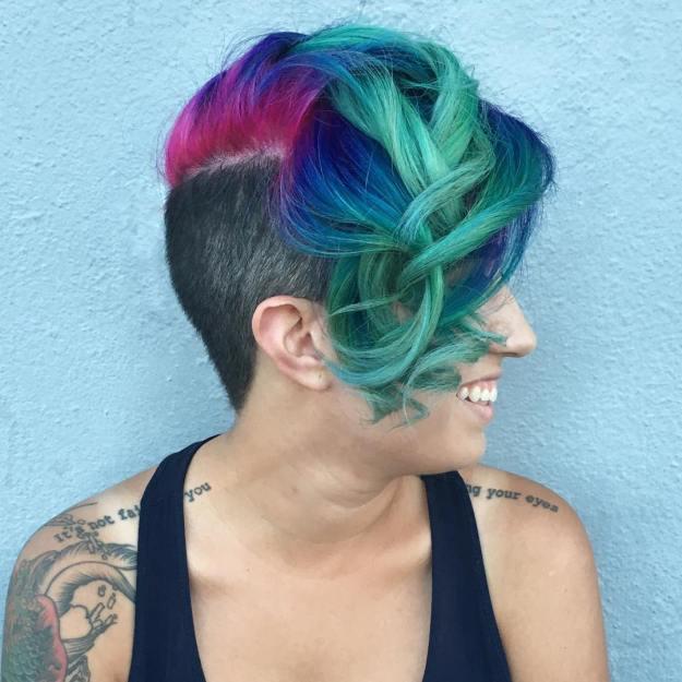รูปภาพ:http://i1.wp.com/therighthairstyles.com/wp-content/uploads/2017/01/20-blue-green-and-red-undercut-hairstyle.jpg?zoom=1.25&resize=500%2C500