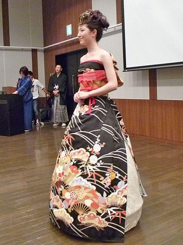 รูปภาพ:http://static.boredpanda.com/blog/wp-content/uploads/2016/12/furisode-kimono-wedding-dress-japan-6-585a38e53d2a9__605.jpg