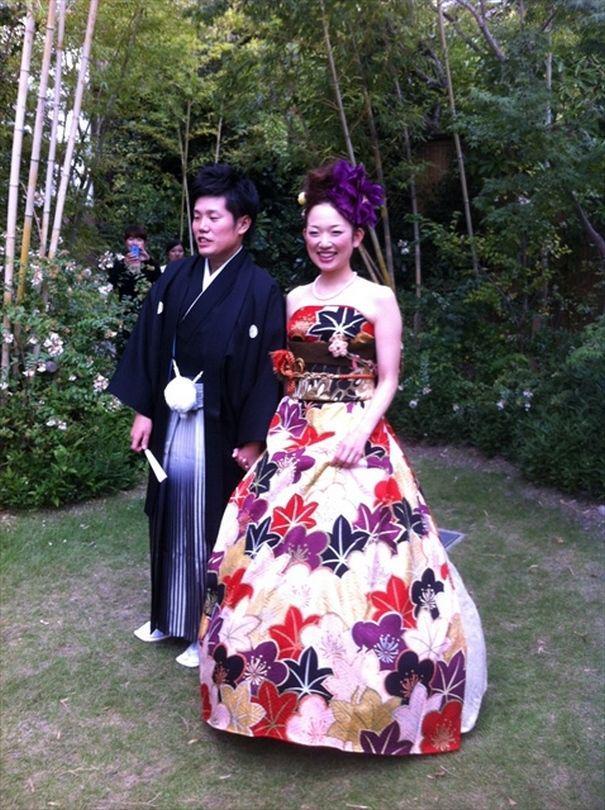 รูปภาพ:http://static.boredpanda.com/blog/wp-content/uploads/2016/12/furisode-kimono-wedding-dress-japan-31-585a3934ad7f5__605.jpg