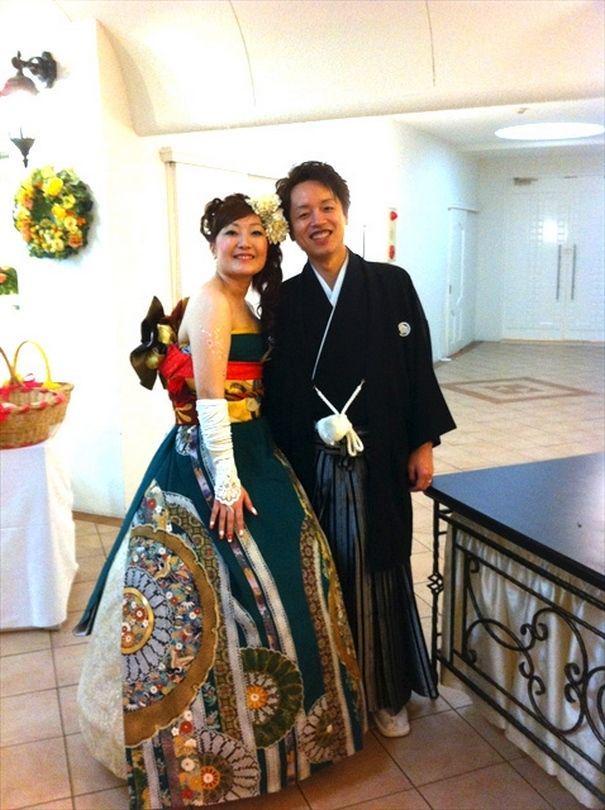รูปภาพ:http://static.boredpanda.com/blog/wp-content/uploads/2016/12/furisode-kimono-wedding-dress-japan-38-585a3948b38c5__605.jpg