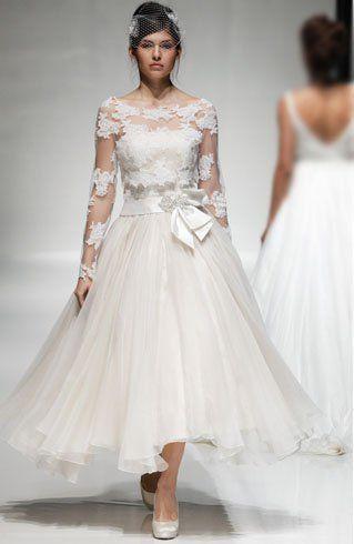 รูปภาพ:http://www.fashionlady.in/wp-content/uploads/2016/12/Tea-length-wedding-dresses-with-sleeves.jpg