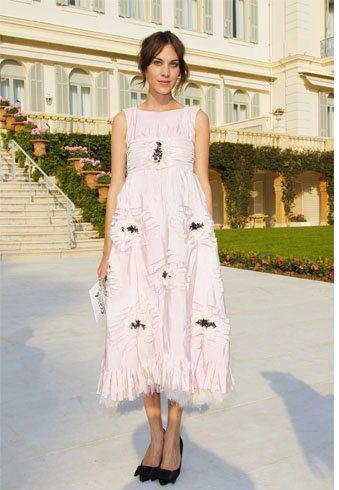 รูปภาพ:http://www.fashionlady.in/wp-content/uploads/2016/12/Plus-size-tea-length-wedding-dresses.jpg