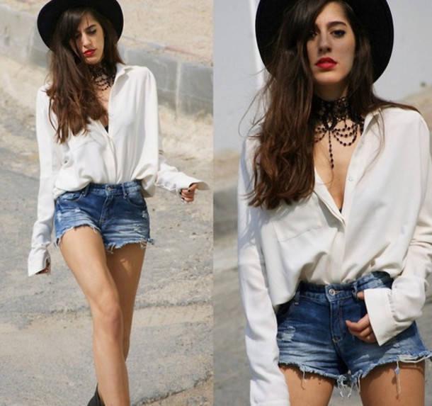 รูปภาพ:http://picture-cdn.wheretoget.it/xacpf2-l-610x610-shorts-denim-jeans-hot+pants-sexy-pocket-shirt-black-white-blogger-fashion-blouse.jpg