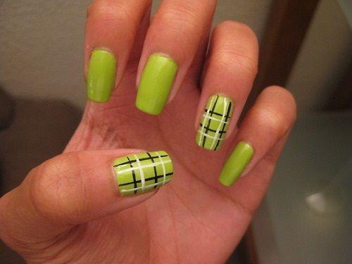 รูปภาพ:https://www.askideas.com/media/83/Green-Nails-With-Black-And-White-Plaids-Design-Nail-Art.jpg