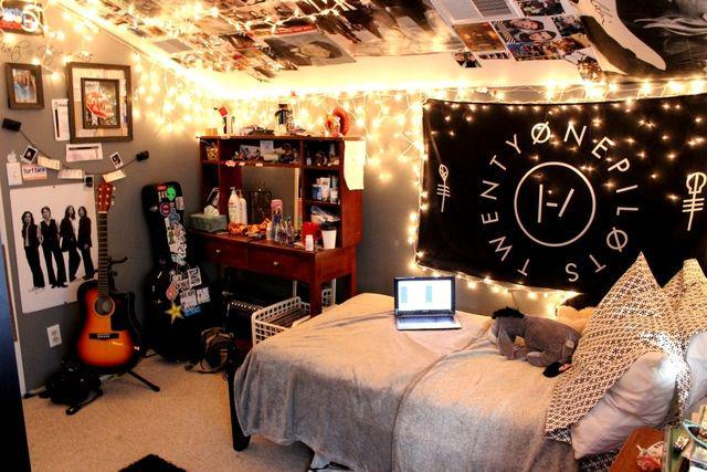 รูปภาพ:http://baitihomes.biz/wp-content/uploads/2016/09/Tumblr-Rooms-With-Lights-And-Band-Posters.jpg