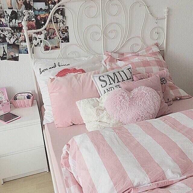 รูปภาพ:http://i2.interiorim.com/uploads/original/201604/15/interiorim.com_pink_room_smile_poster_bedroom_5208.jpg