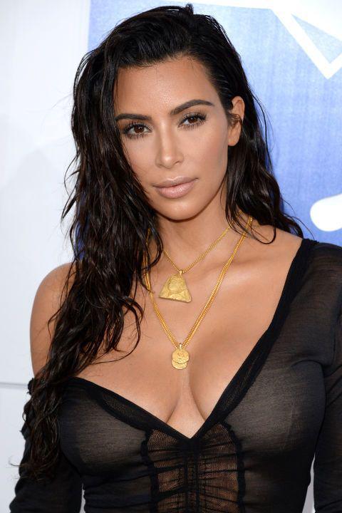 รูปภาพ:http://hbz.h-cdn.co/assets/16/51/480x720/hbz-the-list-best-beauty-looks-of-the-year-kim-kardashian.jpg