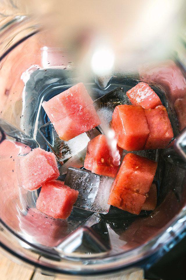 รูปภาพ:http://honestlyyum.com/wp-content/uploads/2015/06/watermelon.balsamic.cocktail.slushy.vitamix.9.1.jpg