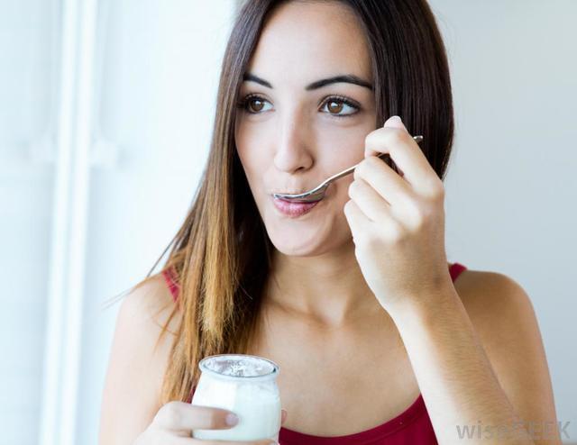 รูปภาพ:http://images.wisegeek.com/woman-eating-yogurt.jpg