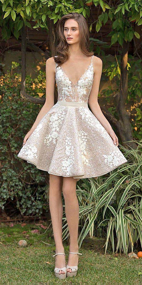 รูปภาพ:http://www.himisspuff.com/wp-content/uploads/2016/12/short-v-neck-wedding-dresses-via-emanuel-brides.jpg