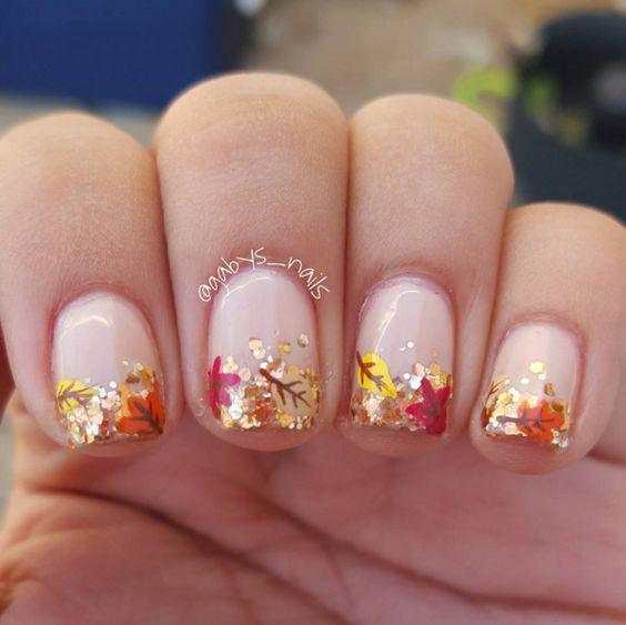 รูปภาพ:https://i1.wp.com/www.anailzing.com/wp-content/uploads/2016/11/glitter-nail-arts-3-2.jpg?w=564