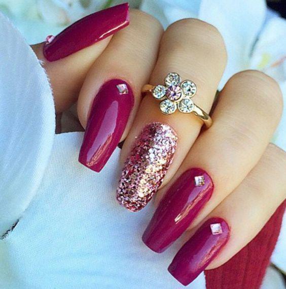 รูปภาพ:https://i0.wp.com/www.anailzing.com/wp-content/uploads/2016/11/glitter-nail-arts-8-2.jpg?w=564