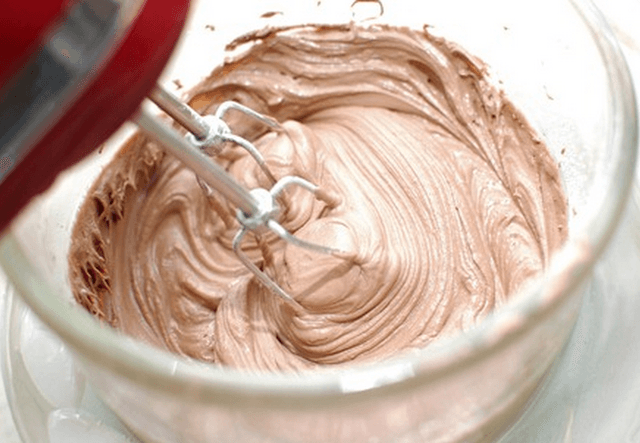 รูปภาพ:http://cdn.swankyrecipes.com/wp-content/uploads/2014/01/Whipped-Chocolate-Frosting.png