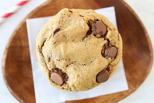 รูปภาพ:http://tastykitchen.com/wp-content/uploads/2013/05/Tasty-Kitchen-Blog-Flourless-Peanut-Butter-Oatmeal-Chocolate-Chip-Cookies-13.jpg