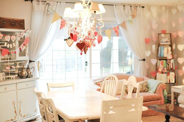 รูปภาพ:http://fendhome.com/wp-content/uploads/2015/01/decorating-ideas-cheerful-dining-room-decoration-using-curved-white-wood-dining-chair-including-pink-heart-chandelier-elegant-valentine-decoration-and-rectangular-white-wood-dining-tables-amazing-pict.jpg