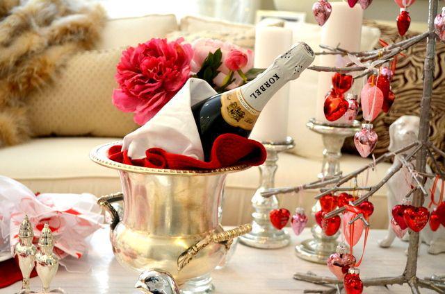 รูปภาพ:http://www.linkcrafter.com/wp-content/uploads/2016/05/romantic-hotel-room-decorations-as-the-best-place-to-celebrate.jpg