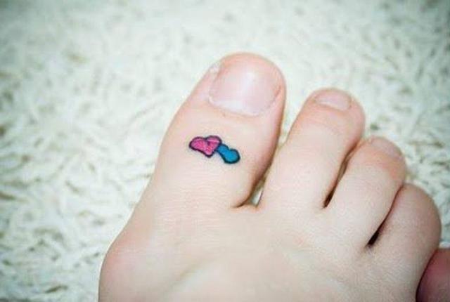 รูปภาพ:https://www.askideas.com/media/83/Cute-Hearts-Big-Toe-Tattoo.jpg