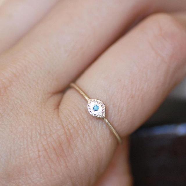 รูปภาพ:http://bluediamond-ring.com/wp-content/uploads/blue-diamond-evil-eye-ring--skinny-gold-band--choo-1.jpg