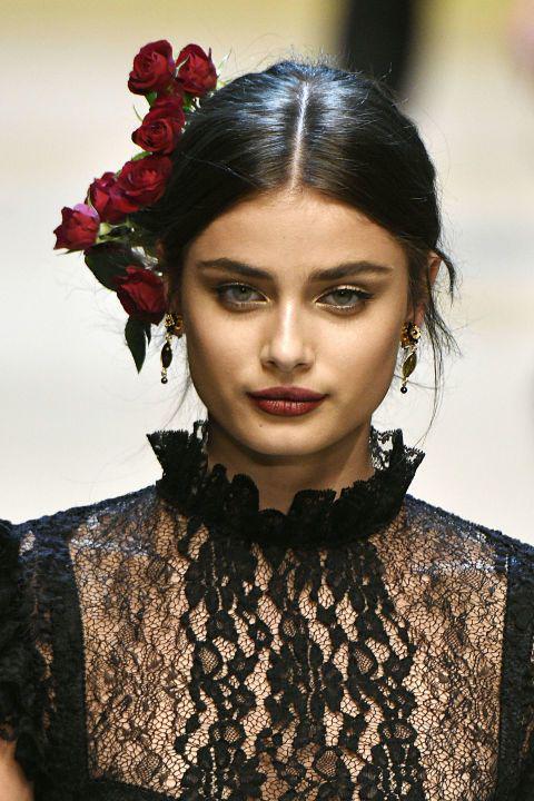 รูปภาพ:http://hbz.h-cdn.co/assets/16/43/480x720/hbz-holiday-hair-dolce-gabbana-runway-spring-2017.jpg