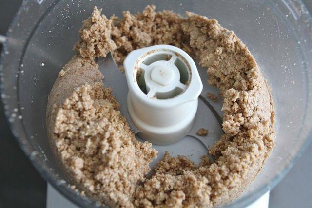 รูปภาพ:http://tastykitchen.com/wp-content/uploads/2012/04/TKBlog-Sea-Salt-and-Honey-Almond-Butter6.jpg