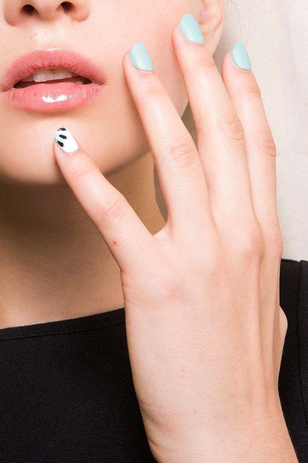 รูปภาพ:http://i0.wp.com/scstylecaster.files.wordpress.com/2016/06/blue-with-black-minimalist-nail-art.jpg?w=830&ssl=1