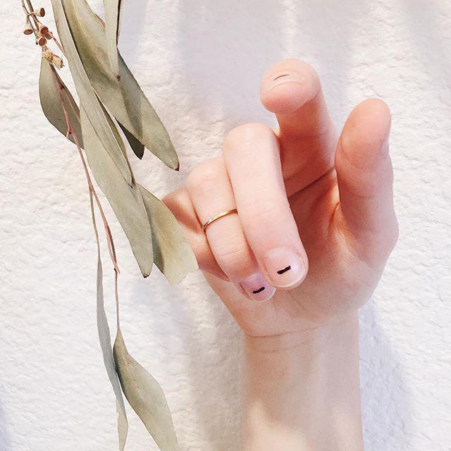 ตัวอย่าง ภาพหน้าปก:แต่งเล็บสวยแบบลายไม่ต้องเยอะ สไตล์ Minimalist Nail กันเถอะ! 