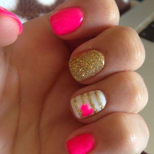 รูปภาพ:http://www.nailmypolish.com/wp-content/uploads/2016/01/hot-pink-nails-gold-sparkly-stripes-white-base-vday.jpg