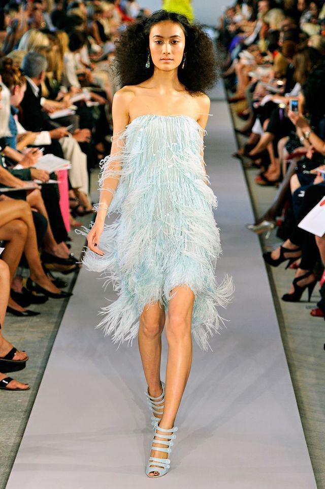 รูปภาพ:https://wedding-pictures-04.onewed.com/23143/oscar-de-la-renta-rtw-ss2012-runway-feather-adorned-wedding-dress__full.jpg