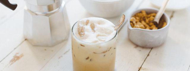 รูปภาพ:https://dg9f2badvburd.cloudfront.net/media/1912pike/2016/05/31/iced-carmel-latte-00-hero.jpg