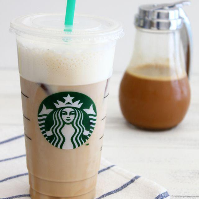 ตัวอย่าง ภาพหน้าปก:Iced Caramel Latte with Vanilla Cream กาแฟลาเต้เย็นสูตรเด็ด อร่อยง่ายๆ สไตล์สตาร์บัค