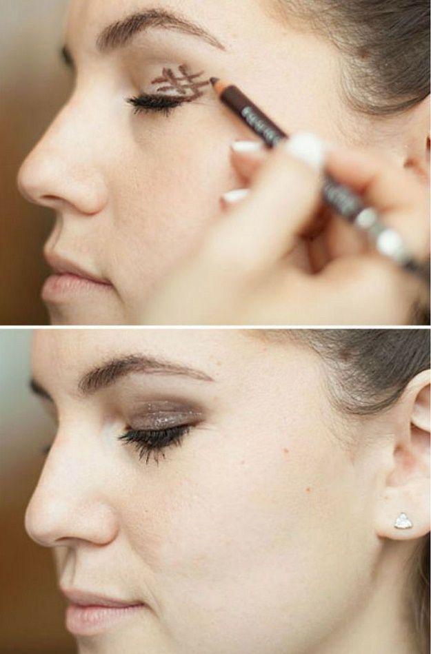 รูปภาพ:https://makeuptutorials.com/wp-content/uploads/2015/10/Smokey-Eye-Hashtag-life-changing-makeup-hacks.jpg