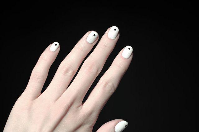 รูปภาพ:http://www.worryaboutitlater.com/wp-content/uploads/2014/04/manicure-minimalistic-white-and-black-fashionblog-vienna.jpg