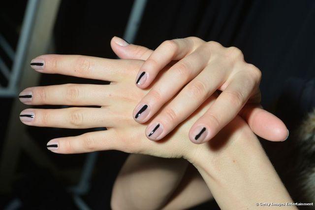 รูปภาพ:http://www.acommonspace.com/wordpress/wp-content/uploads/2015/11/minimal-nails.jpg