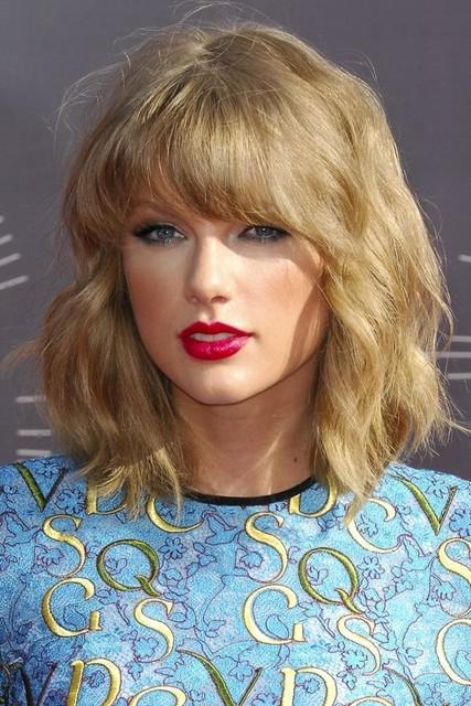 รูปภาพ:http://pophaircuts.com/images/2014/10/Taylor-Swift-Medium-Hairstyle-for-Wavy-Hair-Medium-Length-Haircuts-2015.jpg