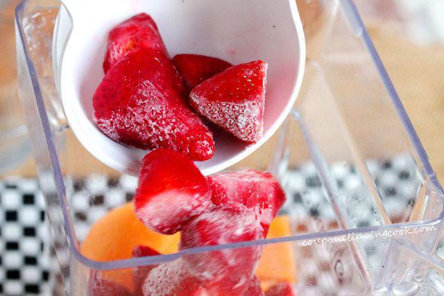 รูปภาพ:http://www.couponclippingcook.com/wp-content/uploads/2015/09/2-add-strawberries-to-blender.jpg