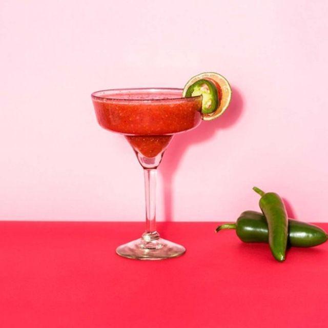 ตัวอย่าง ภาพหน้าปก:Strawberry Jalapeño Margaritas ค็อกเทลสีแดงแรงฤทธิ์ ต้อนรับวันวาเลนไทน์
