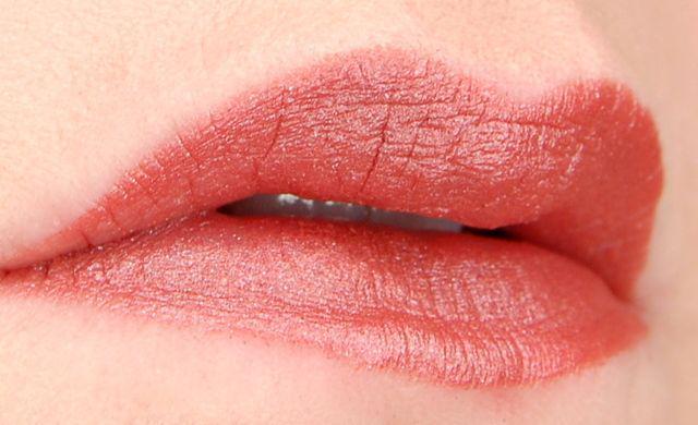 รูปภาพ:http://swatchandreview.com/wp-content/uploads/2016/12/Too-Faced-Kat-Von-D-Better-Together-Cheek-Lip-Makeup-Bag-Set-Studded-Kiss-Lipstick-Muse.jpg