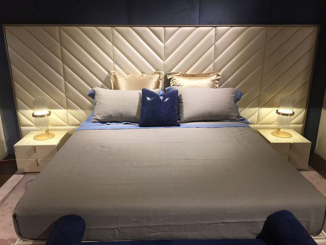 รูปภาพ:http://cdn.decoist.com/wp-content/uploads/2017/01/Headboard-with-chevron-pattern-adds-both-luxury-and-style-to-the-bedroom.jpg