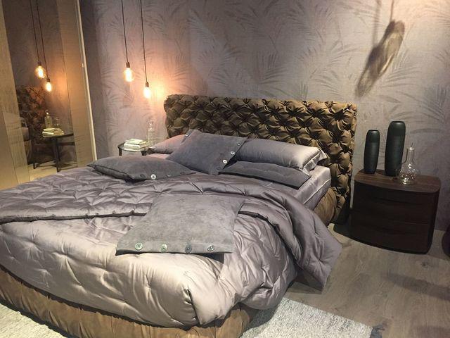 รูปภาพ:http://cdn.decoist.com/wp-content/uploads/2017/01/Gorgeous-tufted-headboard-steals-the-show-in-this-contemporary-bedroom.jpg