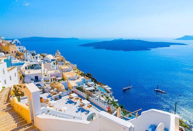 รูปภาพ:http://www.planetware.com/photos-large/GR/greece-santorini-fira-view-out-to-sea.jpg