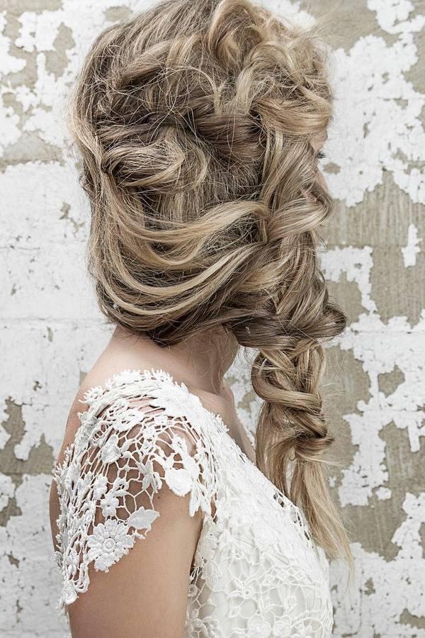 รูปภาพ:http://www.himisspuff.com/wp-content/uploads/2017/01/Long-Wedding-Hairstyles-via-Vanessa-Barney-hair-24.jpg