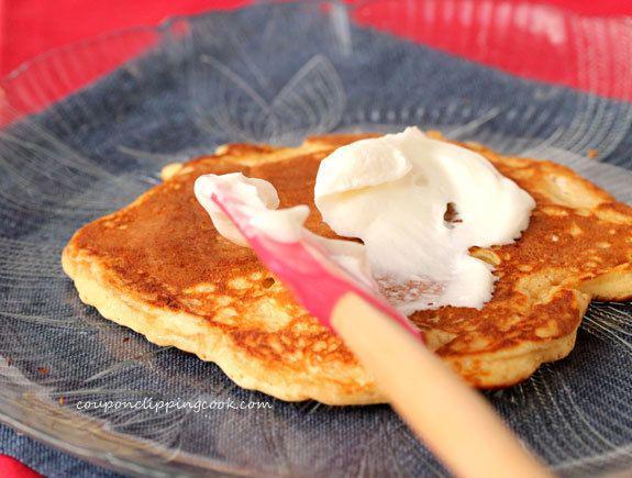 รูปภาพ:http://www.couponclippingcook.com/wp-content/uploads/2014/02/15-yogurt-on-pancake.jpg